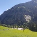 Alp Vorsiez. Hinten der in den Fels gehauene Alpweg zur Alp Valtnov