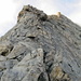 auf dem Ostpfeiler - Klettern in bestem Fels; gerade erleuchtet der Felsturm in der Mitte des Pfeilers.