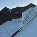 Blick vom Felsteil über die steilen Firnhänge der N-Flanke zur Seraczone. Dahinter über dem Hohbärggletscher von links Hohbärg-, Stecknadel- und Nadelhorn