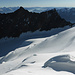 Aussicht vom oberen Festigrat über die komplexe N-Flanke zu Nadelhorn und Lenzspitze über dem Hohbärggletscher, dahinter in der Mitte u.a. der Grosse Huwetz, rechts Fletsch- und Lagginhorn, am Horizont von links Berner, Zentralschweizer und Tessiner Alpen