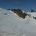 Querung auf dem Hohbärggletscher zurück zum Festijoch: vorne Ausläufer von alten Eislawinen, unten bereitet sich eine Vierergruppe auf den Wiederaufstieg vor, oben rechts das Matterhorn