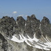 Steile Felszähne: Valgraggeskamm zwischen Plattenspitze und Valgraggestürm. Ganz rechts (mit dem Gipfelkreuz) der Blodigturm (2784 m)