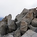 Der Grat zum Gipfel besteht aus grossen Felsblöcken