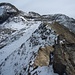 Bevor wir den Rotsandnollen (2700m) umgehen können müssen wir ein kurzes Stück dem Grat folgen um dann links über das verschneite Geröllfeld absteigen zu können.