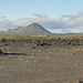 Blick übers Lavafeld zum Hlíðarfjall.