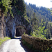 die abenteuerliche Fahrt mit dem Auto nach Obersiezsäss führt durch dieses, in den Fels gehauene "Loch"