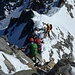 Vom Grat steigt man nun ungesichert in die Obere Winkelscharte ab; an dieser Stelle sind einige Bergsteiger umgekehrt (Foto: Richard).