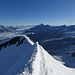 Rückblick über den scharfen Gipfelgrat ins Wallis