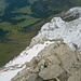 Sattel (2416m): Tiefblick vom Gipfel auf unser nächstes Ziel, den kuriosen Gipfelkopf Schafbandschnauz (2044m).