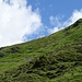 Hier auf 2000 m die Traversierung zur Märenegg. Dies war die Schlüsselstelle beim Aufstieg und Abstieg (T3+). Der Hang ist eher schlecht gestuft, und das Gras war noch ein bisschen feucht. Die Trailrunning Schuhe kamen schon ein paar Mal nahe an die Haftgrenze.