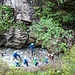 Eine Gruppe beim Beginn ihrer Canyoning Tour.