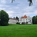 Schloss Possenhofen, nur durch ein Loch in der lebenden Hecke sichtbar
