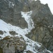 Schafbandschnauz (2044m): Rückblick vom Gipfel über den verschneiten Gerölltrichter durch den wir wieder aufsteigen müssen. Ganz rechts ist die Felskante des Sattels (2416m), hoch oben thront der Huetstock / Wild Geissberg (2676m).