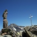 Mein kunstvolles Gipfelsteinmänchen auf dem Polaschin mit Piz Güglia  im Hintergrund.