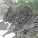 Sguardo all'indietro sulla cresta NE.<br />A sinistra (più chiaro/illuminato) il P.2505m, seguono le cime delle tre rampe