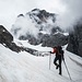 ab und zu tauchen die eindrucksvollen Südwäbnde des Titlis im Nebel auf. Aus denen donnert ordentlich Schnee runter