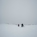 Steil gehts rauf. Pickel und Steigeisen sind trotz Nasschnee willkommen. Das Spuren ist ordentlich anstregend.