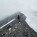 Auf der Moräne weiter hinauf in den Nebel