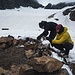 Auf dem flachen, schneebedeckten Teil des Gletschers suchen wir uns eine felsige Stelle und bauen unseren Biwakplatz. 