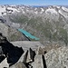 Die Aussicht vom Piz Tschierva reicht bei diesem Wetter bis zum Monte Rosa-Massiv und den anderen Walliser Viertausendern in der Bildmitte am Horizont. Rechts am Rand am Horizont das Berner Oberland