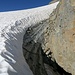 Am Gletscherrand ist das Eis unter dem Schnee sichtbar