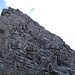Zum Schluss die letzten 40 Hm im festen Fels zum Gipfel hoch-klettern (T5-, Klettern I bei der einfachsten Variante). Es gibt viele mögliche Varianten mit Kletterschwierigkeiten I-II.