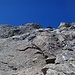 Die ersten Klettermeter am flankenartigen Grat von der Gratscharte zum Vorgipfel. Festes plattiges Gelände mit schönen Leisten (SG II).