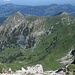 Dort hinunter führt mich nachher mein Abstiegsweg: Blick über das Gebiet der Haseneckalmen auf Rotspitze, Heubatspitze und Breitenberg.