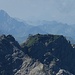 Wie kann man einen Berg so verschandeln ! Das arme Nebelhorn hat inzwischen eine Halskrause. Kein Ziel mehr für uns Bergsteiger - dort drüben scheint inzwischen ausschießlich der Kommerz zu regieren.<br />Der mächtig protzige Berg links im Hintergrund ist der Widderstein, seltsamerweise ist der zugehörige Wegpunkt nicht auffindbar.