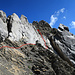 im Anstieg bin ich der roten Linie gefolgt, T5 (II) allzu gute Griffe gibt der Felsen dort nicht her, im Abstieg habe ich von oben noch eine andere Möglichkeit gesehen, die etwas einfacher ist, siehe die blaue Linie