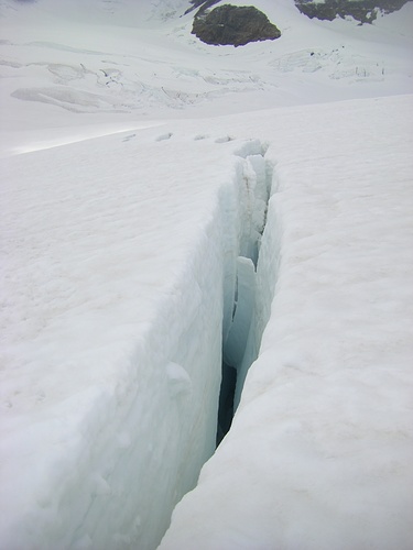 Eine der ganz wenigen offen Gletscherspalten auf dem... [hikr.org]