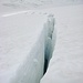 Eine der ganz wenigen offen Gletscherspalten auf dem oberen Teil des Jungfraufirns