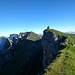 Blick auf den Gauschla-Gipfel und die weitere Alvier-Kette. Vorne links die Abgelöste Gauschla in der Sonne, dahinter Alvier, Chli Alvier, Gamsberg und Sichelchamm.