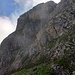 Blick zurück auf den Abstieg vom Chrummenstein. Der Weg ist durch Rinne/Kamin ist durch den Felsen verdeckt. Er führt schräg durch die Mitte des Bildes von rechts oben (Absenkung der Kante vor den Wolken) nach links unten.