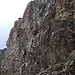 Ende des Abstiegs in der Gamskopf Nordflanke. Ich bin etwa 1/3 vom linken Bildrand runter gekommen (ca. III, festes Gestein), dann ist man etwa 270m vom Kamm zu den Wissen Frauen entfernt. Die normale Route durch die Nordflanke verläuft oben weiter rechts (westlich) und endet etwa nur halb soweit vom Kamm entfernt.