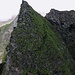 Wegspuren auf halber Höhe beim Aufstieg zum Sichelchamm (im Hintergrund in den Wolken).