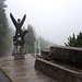 <b>"Angelo e leone", statua di Raoul Ratnowsky, 1959, all'inizio della corona della diga. </b>