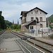 Start am Bahnhof Wilgartswiesen. Die Tour geht zuerst auf den Berg, dessen Anfang man links hinten sieht.