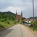 Die Kirche von Wilgartswiesen ist für den kleinen Ort sehr groß und mit ihren zwei Türmen eine Besonderheit. Links hinten der Bavariafels, mein erstes Ziel.