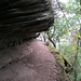 Wenn man unter diesen niedrigen überstehenden Felsen hindurchkriecht, kommt man auf die Aussichtsplattform des Rauhbergfelsens. 