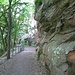 Die Falkenburg liegt auf einem hohen Sandsteinfelsen und kann durch die im Bildhintergrund sichtbare Freitreppe bestiegen werden.