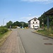 Der Bahnhof Wilgartswiesen liegt ganz am östlichen Ende außerhalb des Orts.