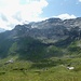 über die Obere Dündenalphütte stiegen wir an;
im Hintergrund der [https://www.hikr.org/tour/post124397.html Bundstock]