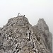 Am leichten Klettersteig geht es nach unten.