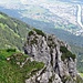 Am Wegesrand mit Steig nach den Almen.