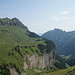 Nochmal ein Blick zurück - etwas links der Bildmitte ist die Bergstation der Seilbahn zu sehen.