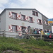Rugghubelhütte - in der Sonne waren einige Kleidungsstücke zu trocknen.