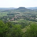 ...und vom Gipfel sieht man auch die nördlich gelegene Burgruine Csobánc auf dem gleichnamigen Berg
