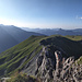Panoramaaufnahme von der Schochenspitze aus. Zu erkennen der berühmte Drei-Seen-Blick. Lache (am linken Bildrand), Traualpsee (linke Bildmitte) und im Tal (unterhalb der Sonne) der Vilsalpsee.