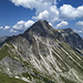 Blick auf das Rauhorn von der Kugelspitze aus. Unterhalb ist der Jubiläumsweg zu erkennen. Dieser dient als Alternative zur Rauhornüberschreitung.